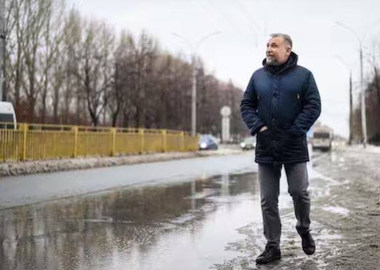 ਇਸ ਦੇ ਪਿੱਛੇ ਤਰਕ ਇਹ ਹੈ ਕਿ ਇਸ ਸਥਿਤੀ ਵਿਚ ਇਕ ਥਾਂ 'ਤੇ ਖੜ੍ਹੇ ਰਹਿਣ ਨਾਲ ਸਰੀਰ 'ਤੇ ਮੀਂਹ ਦੀਆਂ ਬੂੰਦਾਂ ਘੱਟ ਪੈਣਗੀਆਂ। ਜੇਕਰ ਮੀਂਹ ਦੀ ਦਰ ਜਾਂ ਪ੍ਰਤੀ ਵਰਗ ਮੀਟਰ ਪ੍ਰਤੀ ਸੈਕਿੰਡ ਡਿੱਗਣ ਵਾਲੇ ਪਾਣੀ ਦੀਆਂ ਬੂੰਦਾਂ ਦੀ ਗਿਣਤੀ ਇੱਕੋ ਜਿਹੀ ਹੈ ਤਾਂ ਸਰੀਰ 'ਤੇ ਘੱਟ ਪਾਣੀ ਡਿੱਗੇਗਾ।