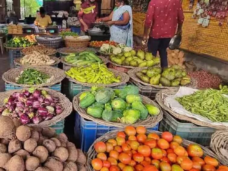 vegetables price list 17th July 2023 chennai koyambedu market Vegetables Price: வாரத்தின் முதல் நாளே இப்படியா? தக்காளி, சின்ன வெங்காயம், உருளை உட்பட விலை பட்டியல் இதோ..