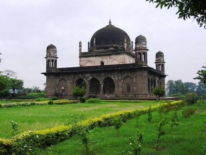 यह ताजमहल उतावली नदी के किनारे स्थित है. यह ताजमहल आगरा के ताजमहल से छोटा है. मध्य प्रदेश में स्थित यह सुंदर ताजमहल शाहनवाज खान के मकबरे के रूप में जाना जाता है. शाहनवाज खान अब्दुल रहीम खानखाना के बड़े बेटे थे. शाहनवाज खान की मौत के बाद, जो केवल 44 साल की आयु में हुई थी, उनका शव बुरहानपुर में उतावली नदी के किनारे दफनाया गया.
