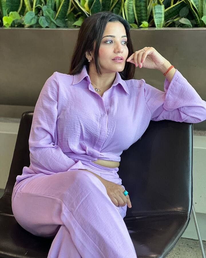 She opted for subtle makeup and left her hair open to complete her look. (Image Source: Instagram/Monalisa)