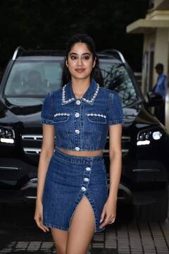 'बवाल' के प्रमोशन में डेनिम शॉर्ट स्कर्ट पहन पटाखा बनकर पहुंचीं Janhvi Kapoor, कैजुअल लुक में Varun Dhawan लगे सुपरकूल