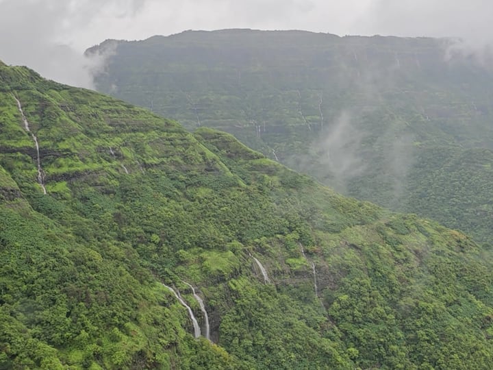 सातारा आणि रत्नागिरीला जोडणारा खेड तालुक्यापासून 25 किलोमीटरवर असलेला सह्याद्री कुशीतील नागमोडी वळणाचा रघुवीर घाट.