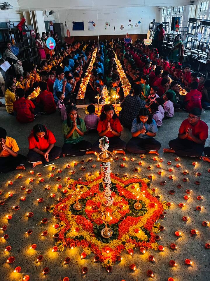 आषाढ अमावस्या ही चातुर्मासातील पहिली अमावस्या असं मानलं जातं. श्रावण महिन्याला सुरुवात होण्याच्या आदल्या दिवशी अमावस्या येते