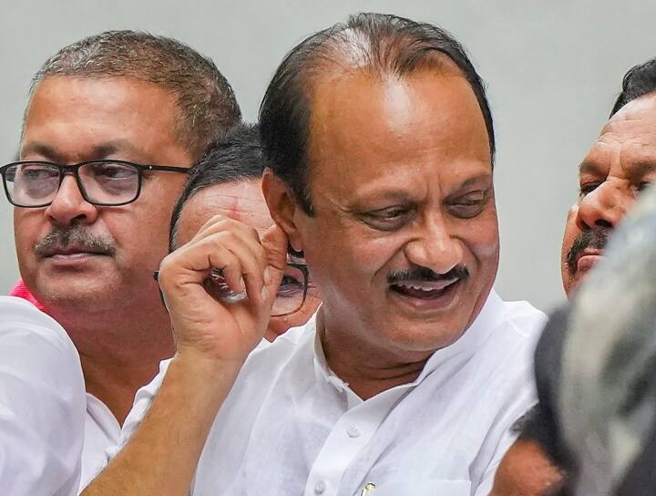 इससे पहले रविवार (16 जुलाई) को भी अजित पवार गुट के नेताओं ने मुंबई के वाईबी चव्हाण सेंटर में शरद पवार से मुलाकात की थी. जिसके बाद राज्य में राजनीतिक सरगर्मी बढ़ गई. अजित पवार के अलावा हसन मुशरिफ, छगन भुजबल, अदिति तटकरे और दिलीप वलसे पाटिल शरद पवार से मिले थे.