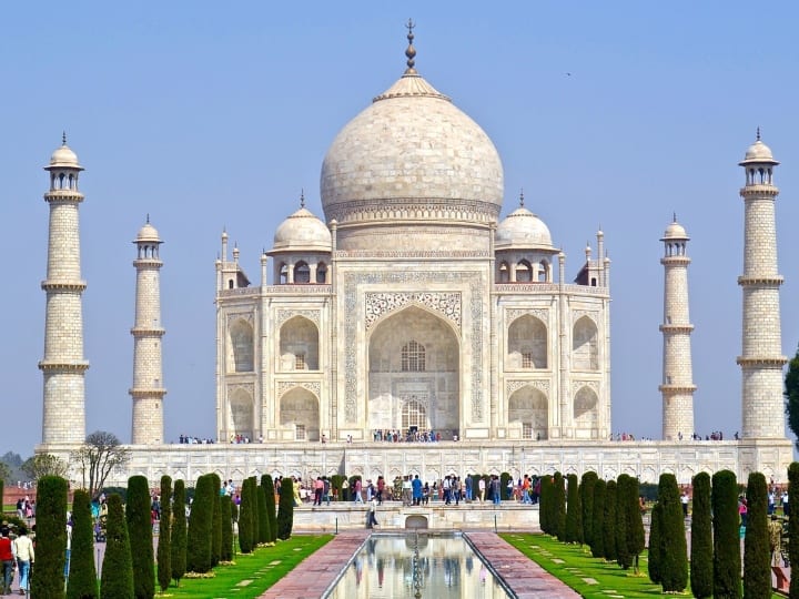 आगरा के ताजमहल के बारे में आपने शायद काफी सुना होगा और इसके बारे में आपने किताबों में भी बहुत कुछ पढ़ा होगा. कई लोगों ने इस मार्बल से बने हुए ताजमहल की सुंदरता का आनंद भी लिया होगा. लेकिन क्या आपने कभी काला ताजमहल देखा है?