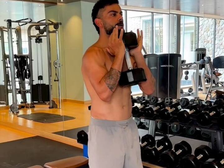 Indian Cricket Team Player Virat Kohli Viral Gym Photo IND vs WI Latest Sports News IND vs WI: वेस्टइंडीज के खिलाफ दूसरे टेस्ट से पहले जिम में जमकर पसीना बहा रहे हैं विराट कोहली, देखें वायरल तस्वीरें