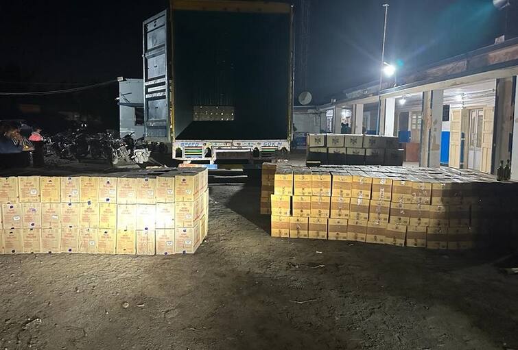 State Monitoring Cell raids near Mithirohar in Kutch, 900 boxes of foreign liquor seized Kutch: કચ્છના મીઠીરોહર પાસે સ્ટેટ મોનિટરિંગ સેલના દરોડા, વિદેશી દારૂની 900 પેટીઓ કરી જપ્ત