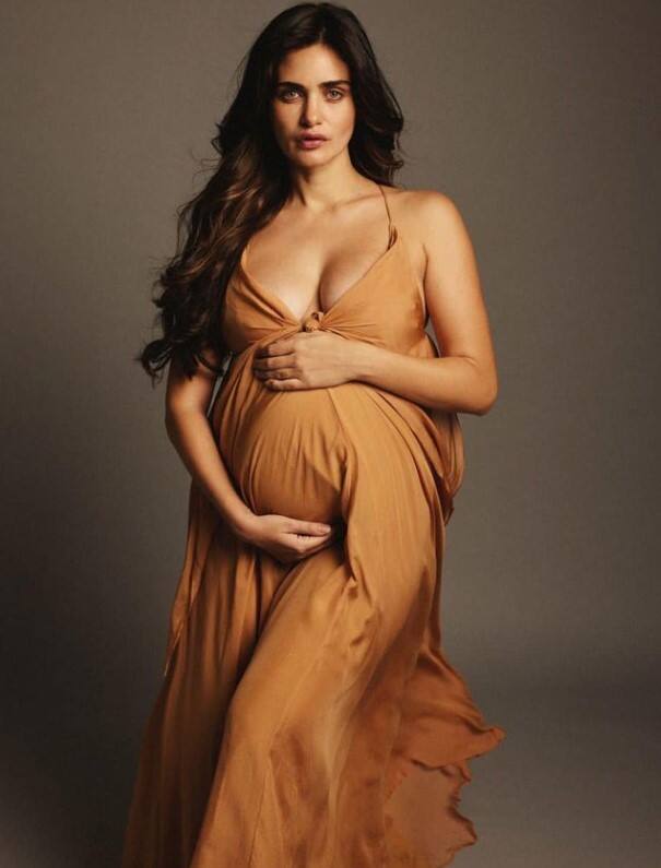 अर्जुन रामपाल की गर्लफ्रेंड गैब्रिएला डेमेट्रिएड्स भी एक्टर से शादी किए बिना उनके बच्चे की मां बन चुकी हैं. दोनों के बेटे का नाम अरिक है. गैब्रिएला अब दूसरी बार प्रेग्नेंट हैं और कपल ने अभी भी शादी नहीं की है.