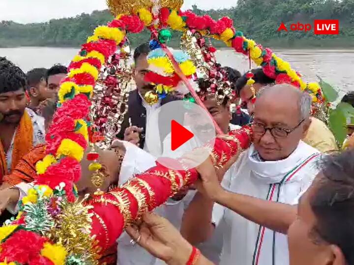 Digvijaya Singh Joins Kanwar Yatra in Sawan 2023 Takes Jal from Narmada River Photo Goes Viral ANN Kanwar Yatra: कांग्रेस के सॉफ्ट हिंदुत्व की एक और तस्वीर, जब कांवड़ यात्रा में नर्मदा जल भर कर निकले दिग्विजय