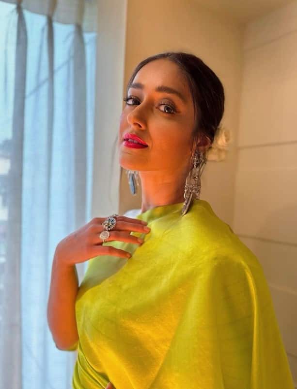 बॉलीवुड एक्ट्रेस इलियाना डिक्रूज जल्द ही मां बनने वाली हैं. हाल  ही में एक्ट्रेस ने सोशल मीडिया पर अपनी प्रेग्नेंसी की अनाउंसमेंट की थी. दिलचस्प बात ये है कि इलियना ने शादी नहीं की है. वहीं एक्ट्रेस के होने वाले बच्चे के पिता के बारे में जानने के लिए फैंस काफी बेताब हो रहे थे. वहीं अब इलियाना ने इंस्टाग्राम पर अपने बॉयफ्रेंड का चेहरा भी रिवील कर दिया है.