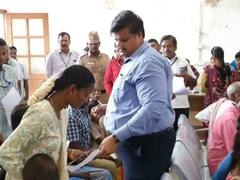 Karur: மாற்றுத்திறனாளி மகளுக்காக ஆட்சியர் காலில் விழுந்த பாசத்தாய் - வேலைவாய்ப்பு கோரி கண்ணீர்