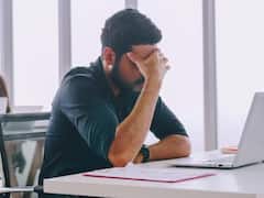 काम में नहीं लगता मन? हमेशा थका हुआ रहता है दिमाग? आज ही बदलें अपनी ये 4 खराब आदतें