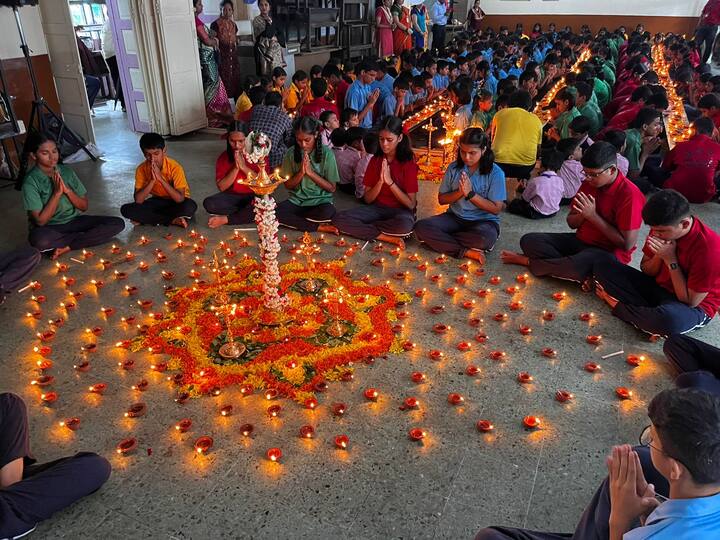 विजेचा वापर जपून करावा. वीज कशी वाचवावी याची माहिती देण्यात आली.  दीवा स्वत: जळतो व दूसऱ्यांना प्रकाश देतो.