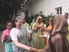 सोनिया गांधी के साथ जमकर झूमीं हरियाणा से आईं महिला किसान, प्रियंका को किया दुलार