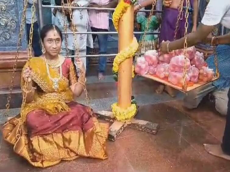 Viral News Anakapalle Devotee Offering A loaded With Tomatoes Viral News: బెల్లం, చక్కెరతోనే కాదండోయ్ టమాటాలతోనూ తులాభారం, ఎక్కడంటే?