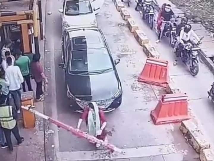 Greater Noida woman toll plaza staff beaten demanding payment video viral UP News: ग्रेटर नोएडा में महिला की टोल प्लाजा पर दबंगई, महिलाकर्मी को बाल खींचकर पीटा, वीडियो वायरल