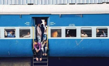 अनेक लोक बनावट IRCTC आयडीद्वारे तिकिटं विकतात किंवा ब्लॅकने तिकिटं विकतात, तर अशा लोकांवर या कलमाखाली कारवाई केली जाऊ शकते.