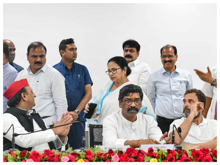 Opposition Party Meet: 2024 से पहले बीजेपी को घेरने के लिए आज (17 जुलाई) विपक्षी दलों की बेंगलुरु में बड़ी बैठक है. मीटिंग में राहुल गांधी, केजरीवाल, ममता समेत 26 विपक्षी दलों के नेता शामिल होंगे.