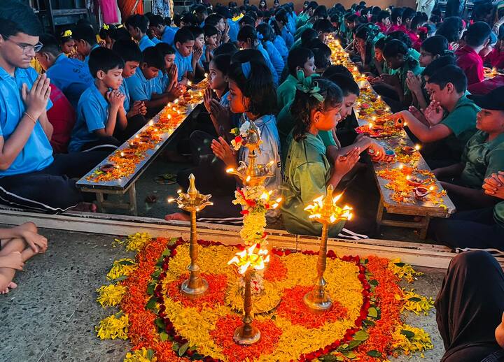 विजेवर चालणाने दिव्याचे प्रकारही पूजास्थानी ठेवण्यात आले होते.  विद्यार्थ्यांनी वर्गावर्गाच्या गटाने येऊन दिव्याची पूजा केली.