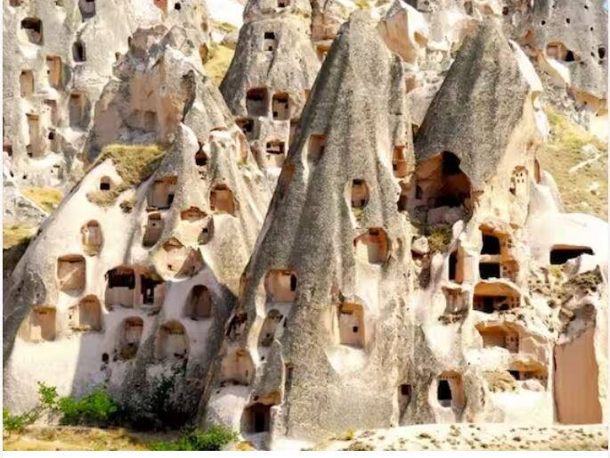 ਇਹ ਅਜੀਬ ਘਰ ਤੁਰਕੀ ਵਿੱਚ ਸਥਿਤ ਹੈ। ਇਹ ਖਾਸ ਹੈ ਕਿਉਂਕਿ ਇਹ ਜਵਾਲਾਮੁਖੀ ਦੇ ਲਾਵੇ ਤੋਂ ਬਣਿਆ ਹੈ। ਵਿਗਿਆਨੀਆਂ ਅਨੁਸਾਰ ਲੱਖਾਂ ਸਾਲ ਪਹਿਲਾਂ ਇਸ ਖੇਤਰ ਵਿੱਚ ਜਵਾਲਾਮੁਖੀ ਫਟਿਆ ਸੀ ਅਤੇ ਇਸ ਦੀ ਸੁਆਹ ਸਾਰੇ ਇਲਾਕੇ ਵਿੱਚ ਫੈਲ ਗਈ ਸੀ। ਨਤੀਜੇ ਵਜੋਂ ਉੱਚੇ ਪਹਾੜ ਵੀ ਬਣ ਗਏ ਅਤੇ ਲੋਕਾਂ ਨੇ ਇਨ੍ਹਾਂ ਪਹਾੜਾਂ 'ਤੇ ਆਪਣੇ ਘਰ ਬਣਾਏ।