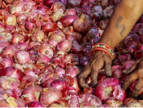 ਪਿਆਜ਼ ਨੂੰ ਛਿੱਲਣ ਤੋਂ ਬਾਅਦ ਇਸ ਦੇ ਵਿਚਕਾਰ ਤੋਂ ਦੋ ਟੁਕੜੇ ਕਰ ਦਿਓ। ਇਸ ਤੋਂ ਬਾਅਦ ਇਸ ਨੂੰ ਪਾਣੀ 'ਚ ਪਾ ਕੇ ਥੋੜ੍ਹੀ ਦੇਰ ਲਈ ਰੱਖ ਦਿਓ। ਤੁਸੀਂ ਇਸ ਨੂੰ ਘੱਟ ਤੋਂ ਘੱਟ 15 ਤੋਂ 20 ਮਿੰਟ ਲਈ ਪਾਣੀ ਵਿੱਚ ਛੱਡ ਦਿਓ। ਤੁਸੀਂ ਇਸ ਪਾਣੀ 'ਚ ਸਫੇਦ ਸਿਰਕਾ ਵੀ ਮਿਲਾ ਸਕਦੇ ਹੋ। ਇਸ ਤਰ੍ਹਾਂ ਕਰਨ ਨਾਲ ਪਿਆਜ਼ ਦੇ ਐਨਜ਼ਾਈਮ ਨਿਕਲਣਗੇ ਅਤੇ ਅੱਖਾਂ 'ਚੋਂ ਹੰਝੂ ਨਹੀਂ ਆਉਣਗੇ।