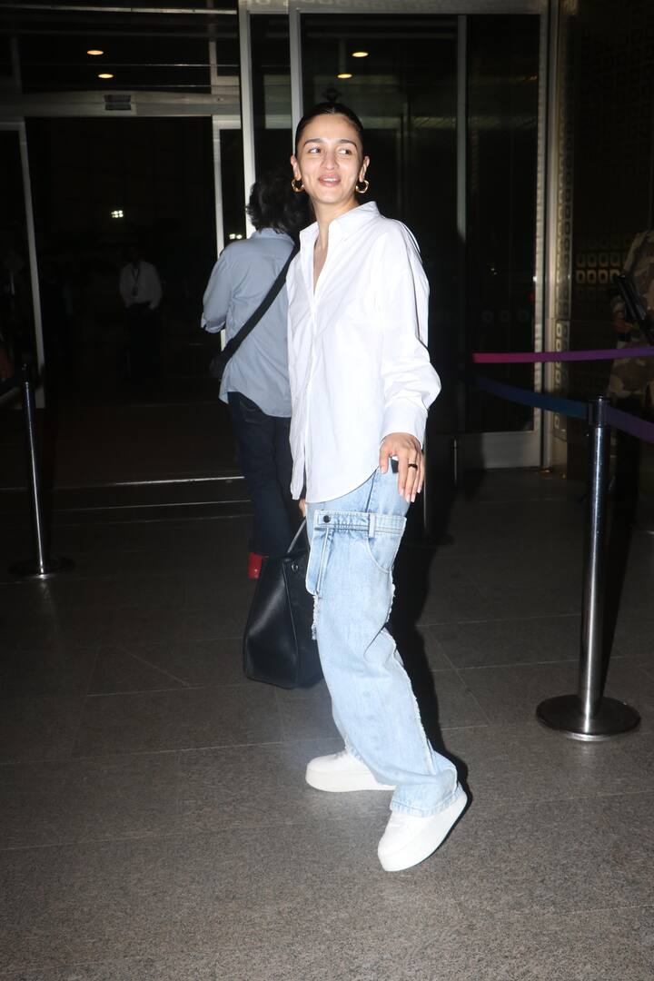 आलिया भट्ट ने मिनिमल मेकअप किया था और अपने बालों की टाइट पोनी बनाई हुई थी. उन्होंने एक शानदार ब्लैक बैग के साथ अपने लुक को कंपलीट किया था.