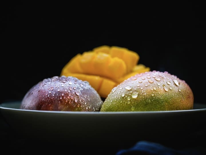Mango ripened unnaturally with calcium carbide Know that mangoes with this are dangerous आम खाने से हुई महिला की मौत! जानिए इसे किस केमिकल से पकाया जाता है, क्या उसे खाने से भी मौत हो सकती है?