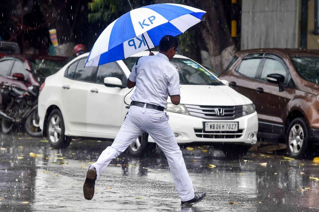 Depression Formed Over Jharkhand And Odisha Resulting In The Possibility Of Light To Moderate Rain Over Southern Bengal West Bengal Weather:ঘূর্ণাবর্তের জেরে বজ্রবিদ্যুৎ-সহ হালকা থেকে মাঝারি বর্ষণের সম্ভাবনা দক্ষিণবঙ্গে, বৃষ্টি কমবে উত্তরবঙ্গে