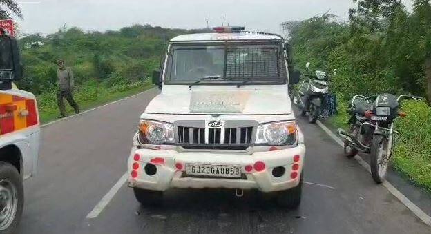 પોલીસ ઘટના સ્થળે પહોંચી વધુ તપાસ હાથ ધરી હતી.