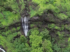 हिरवा निसर्ग हा भवतीने...गावताचा शालू, फेसळणाऱ्या धबधब्यांनी रघुवीर घाट नटला!