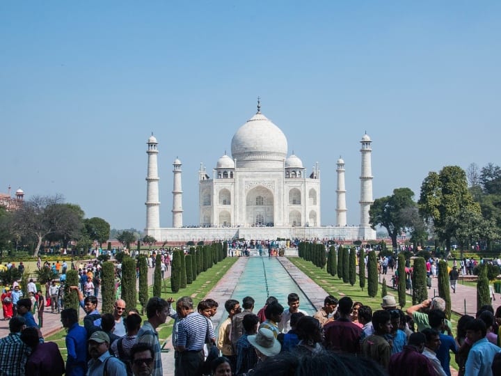 काला ताजमहल मध्य प्रदेश के ऐतिहासिक शहर बुरहानपुर में स्थित है. कहा जाता है कि मुग़ल सम्राट शाहजहां ने काला ताजमहल देखने के बाद ही आगरा में ताजमहल का निर्माण करने का निर्णय लिया. बुरहानपुर में स्थित काला ताजमहल ने कई दशकों तक मुगलों के शासन को देखा है. इसके अलावा, यहां कई पुरानी इमारतें भी बनी हुई हैं.