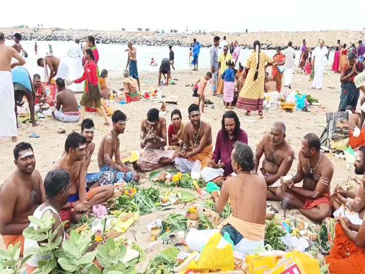 Aadi Amavasai Tharpanam 2023 Mayiladuthurai People engaged in Amavasi worship during Bhumbukar and Cauvery Tula stage TNN Aadi Amavasai 2023: இரண்டு ஆடி அமாவாசை - குழப்பத்தால் புண்ணிய நீர்நிலைகளில் குறைந்த மக்கள் கூட்டம்!