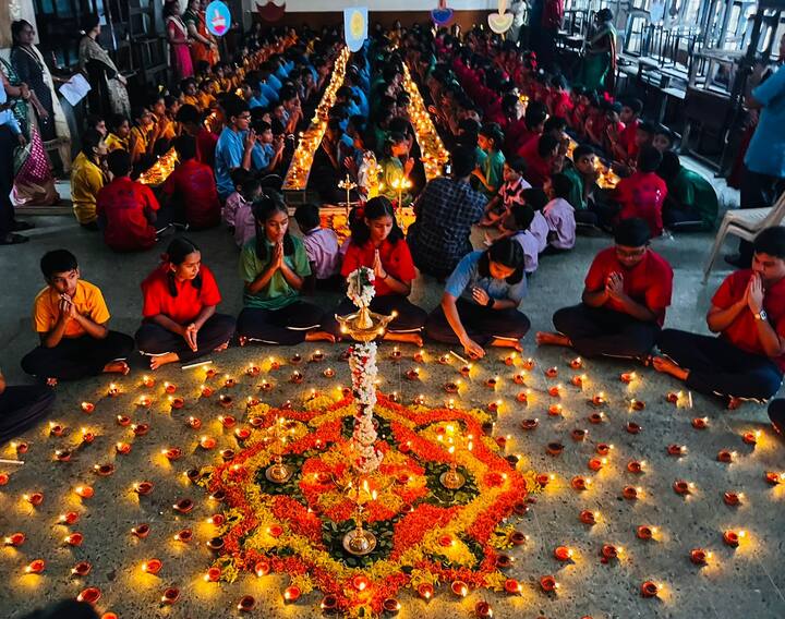 या अमावास्येला गुरुपुष्यामृत योग देखील आहे. या अमावास्येला दीपपूजनाला अधीक महत्व प्राप्त झाले असून, ते भाग्यकारक मानले गेले आहे.