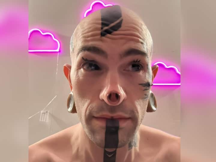 इस शख्स का नाम ओडिन है. ओडिन महज 21 साल की उम्र में ही ऐसे-ऐसे टैटू बनवा डाले हैं, जिसे देखकर हर कोई दंग रह गया है. ओडिन ने न्यू और अट्रैक्टिव लुक पाने के लिए अपनी नाक की नोक और निपल्स तक रिमूव करवा दिए.