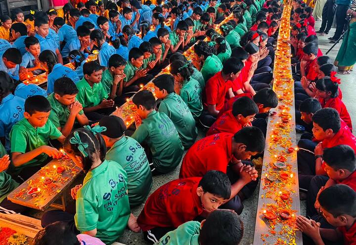 प्रार्थना म्हणून एकाग्रपणे विविध दिव्याचे निरिक्षण केले.   विद्यार्थ्यांना हा सण का साजरा केला जातो त्याची तसेच दिव्याच्या विविध प्रकाराची माहिती देण्यात आली.