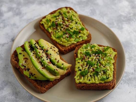 Avocado Cheese Sandwich: शाम के नाश्ते में खाना है कुछ क्रिस्पी और क्रंची, तो बनाएं यह खास सैंडविच