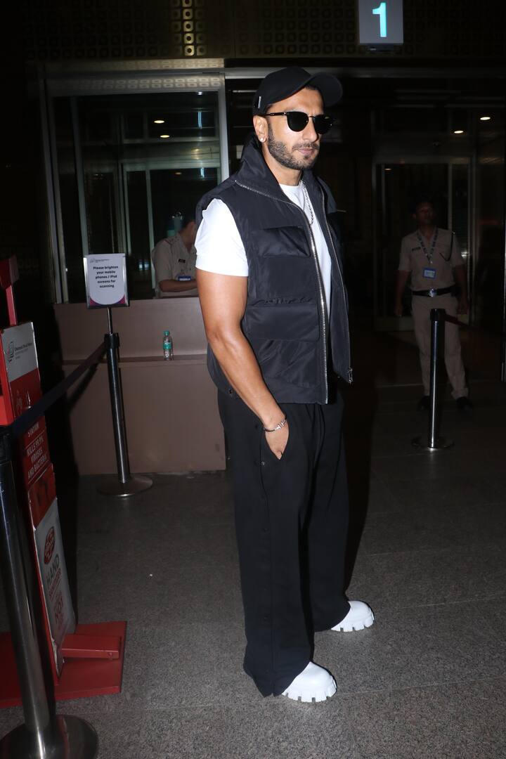 रणवीर सिंह ने अपने स्टाइलिश लुक में  पैपराज़ी के लिए जमकर पोज़ दिए.वे सुपरकूल लग रहे थे.