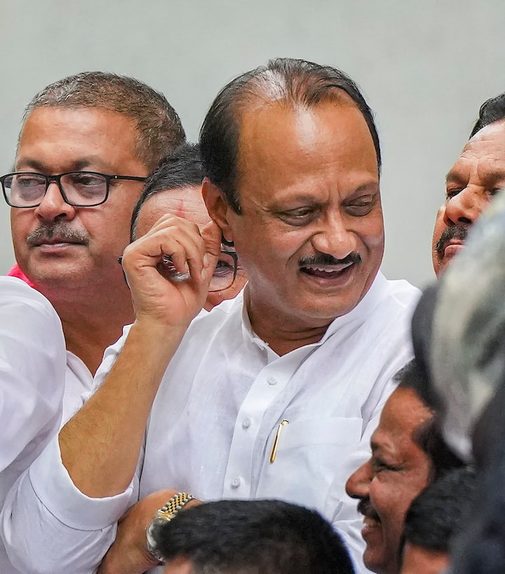 इस मुलकात के बाद अजित पवार जब मीडिया के कैमरे में कैद हुए तो वो मुस्कुराते दिखे.
