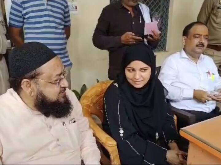 Kanpur News: सपा विधायक इरफान सोलंकी की पत्नी राइफल जमा करने थाने पहुंचीं, कोर्ट ने किया था लाइसेंस निरस्त SP MLA Irfan Solanki Wife Naseem Solanki deposit rifle in Kanpur police station ANN Kanpur News: सपा विधायक इरफान सोलंकी की पत्नी राइफल जमा करने थाने पहुंचीं, कोर्ट ने किया था लाइसेंस निरस्त