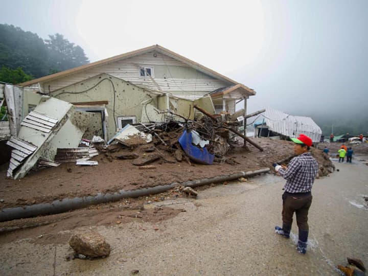 Over 5,566 people across South Korea were forced to evacuate their homes and seek temporary shelter on Sunday, as per the Interior Ministry. The media reported that around 8,300 households in four provinces of the nation are also experiencing power outages. Following this, South Korean Prime Minister Han Duck-soo also directed the authorities on Sunday to evacuate those that live in landslide-prone regions. (Source: Getty)