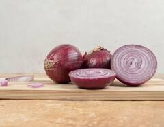 ਜੇਕਰ ਤੁਹਾਡੀਆਂ ਅੱਖਾਂ 'ਚ ਵੀ ਪਿਆਜ ਕੱਟਣ ਵੇਲੇ ਆਉਂਦੇ ਹੰਝੂ...ਤਾਂ ਅਪਣਾਓ ਇਹ ਟਿਪਸ