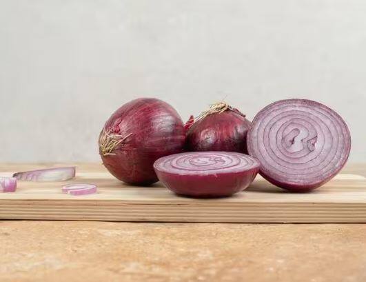 ਪਿਆਜ਼ ਕੱਟਣ ਵੇਲੇ ਤੁਸੀਂ ਗੋਗਲਸ ਦੀ ਵਰਤੋਂ ਕਰ ਸਕਦੇ ਹੋ। ਇਹ ਇੱਕ ਖਾਸ ਤਰ੍ਹਾਂ ਦੇ ਗੋਗਲਸ ਹੁੰਦੇ ਹਨ, ਜਿਸ ਨਾਲ ਅੱਖਾਂ ਤੱਕ ਹਵਾ ਨਹੀਂ ਪਹੁੰਚਦੀ ਹੈ। ਇਸ ਤਰ੍ਹਾਂ ਤੁਹਾਡੀਆਂ ਅੱਖਾਂ ਤੱਕ ਪਿਆਜ ਦੀ ਗੈਸ ਨਹੀਂ ਪਹੁੰਚੇਗੀ।