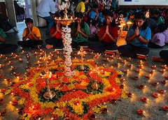 Aashadh Deep Amavasya 2023 : आषाढ दीप अमावस्या निमित्त शेकडो विद्यार्थ्यांनी केलं दिव्यांचं पूजन...