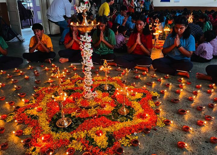 घाटकोपर च्या शिवाजी शिक्षण संस्थेत आज आषाढ अमावस्ये निमित्त दीपपूजा कार्यक्रमाचे आयोजन केले.