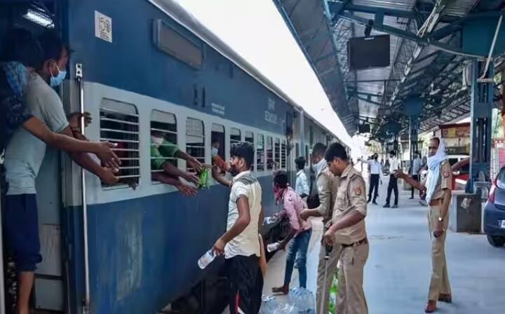 Railway Touting Rules: भारतीय रेल्वेचे अनेक नियम असे आहेत की जर ते पाळले नाहीत तर 3 वर्षांपर्यंत शिक्षा आणि 10 हजारांचा दंड होऊ शकतो.