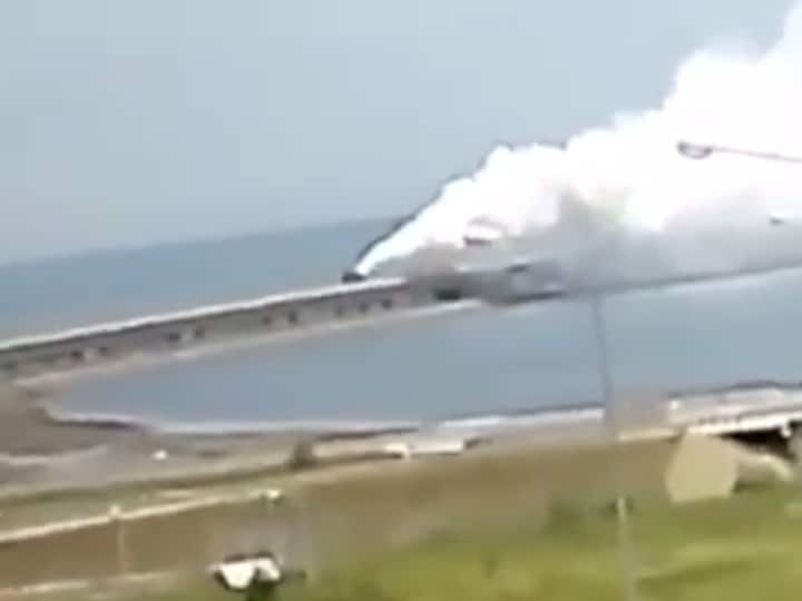 Russia Crimea Bridge: रूस-क्रीमिया को जोड़ने वाले ब्रिज पर बड़ा धमाका! दो की मौत, एक घायल, देखें वीडियो