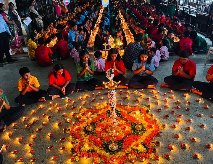 दीप अमावस्येला दिव्यांचं पूजन करून संध्याकाळी श्लोक म्हटले जातात. तिमिराकडून तेजा कडे नेणारा दिवा हा हिंदू धर्मामध्ये कायमच पूजनीय राहिला आहे.