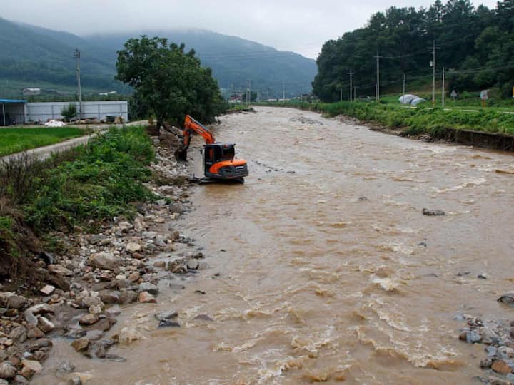 South Korean President Yoon Suk Yeol on Monday ordered an all-out effort to handle the destruction caused by the massive floods ravaging parts of the nation. This comes after the toll due to torrential rain and floods rose to 39. The country’s Interior Ministry said around 34 were injured due to the flash flood. (Source: Getty)