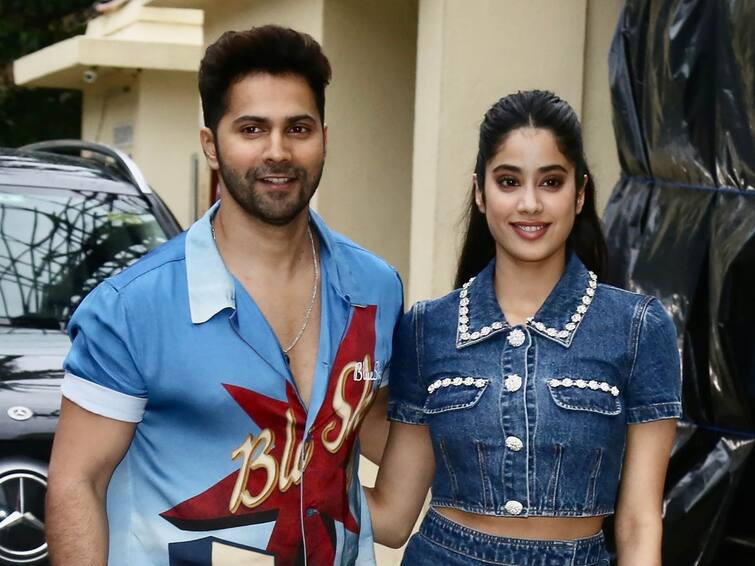 Bollywood Stars Varun Dhawan, Janhvi Kapoor surprise fans at special screening of 'Bawaal' 'Bawaal': 'বাওয়াল' ছবির বিশেষ স্ক্রিনিং, অনুরাগীদের চমকে প্রেক্ষাগৃহে হঠাৎ হাজির বরুণ-জাহ্নবী