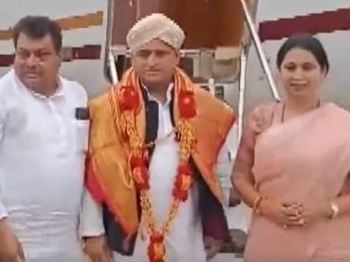 Samajwadi Party chief Akhilesh Yadav was welcomed by Karnataka Ministers MB Patil and Lakshmi Hebbalkar. Yadav said 2/3rd of the population would vote against BJP. 'I hope that the people of the country will give BJP a massive defeat,' he said. (Source: MB Patil)